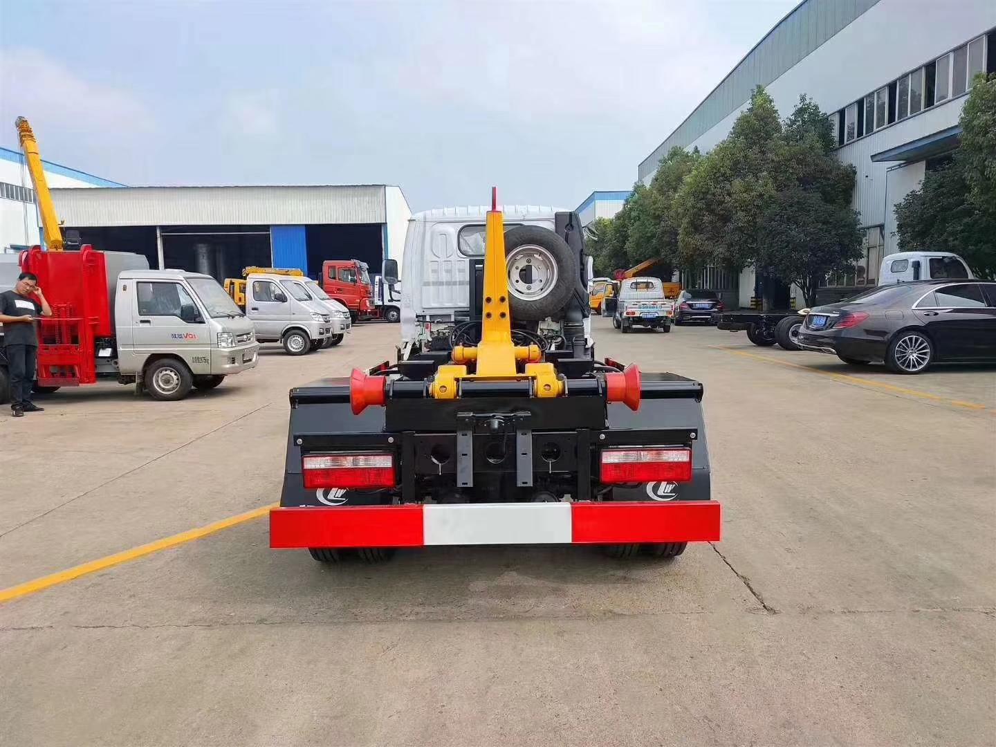 東風小多利卡鉤臂垃圾車