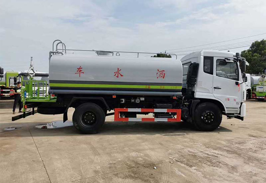 東風隨專12噸灑水車后面圖