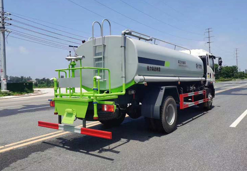 重汽豪沃14方灑水車(chē)后面圖